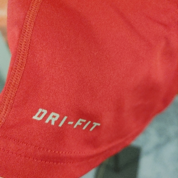 Men's Nike Red and Black Short Sleeve Tee. Size Medium - Picture 5 of 6